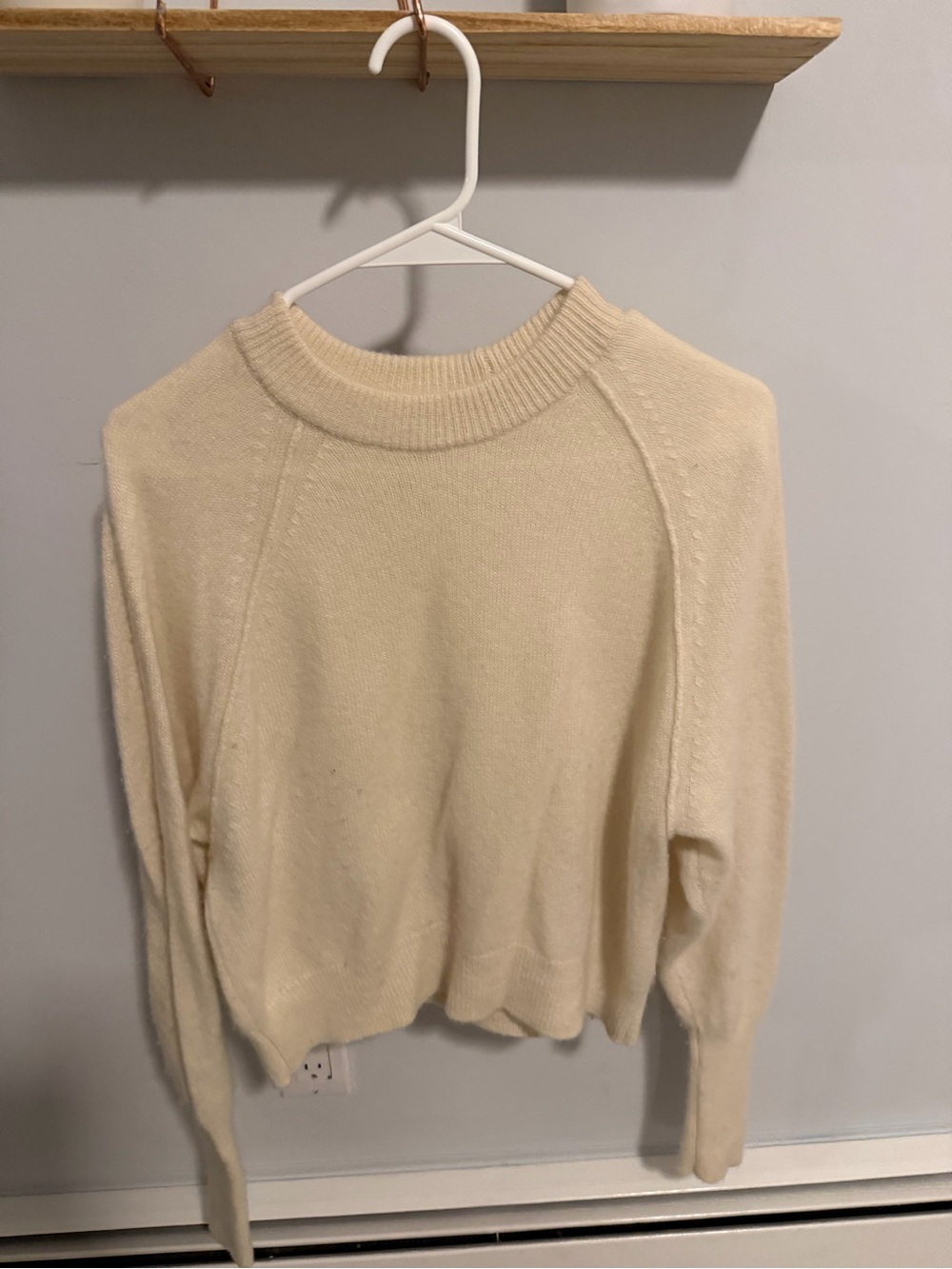 Aritizia cashmere sweater size M